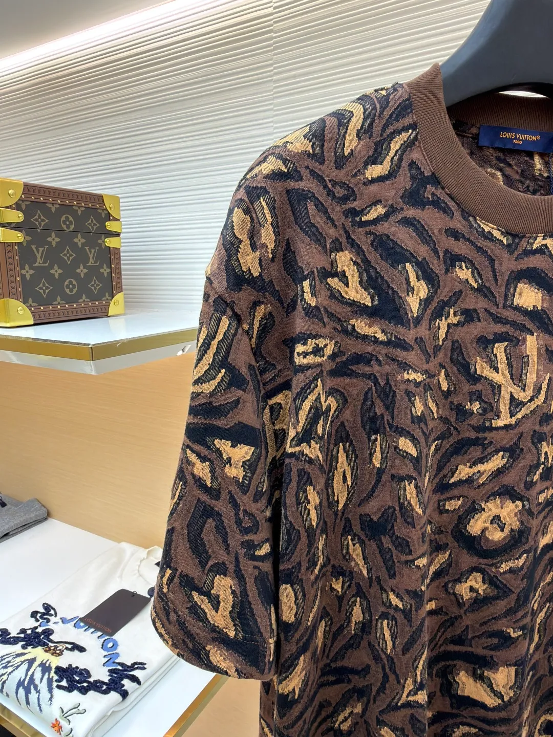 LOUIS VUITTON leopard print jacquard T-shirt ●Original version: 11100 purchased and developed ●Item number: 1682343-A65 ●Fabric: cotton fabric ●Technology: jacquard production ●Color: leopard print ●Version: fitted version ●Weight: about 190 grams ●Size: XS-S-M-L ●Description: The fabric is custom-woven for 40 seconds of combed cotton flying thread jacquard knitted fabric. The jacquard device is made according to the YB finishing point. First, a 28-cylinder flying thread jacquard machine is used to position the full-width jacquard to weave the embryonic fabric. The yarn is tightly spun and dyed in 4 groups of yarns. The finished product is destroyed and the embryo base is cut by machine. Thread, the loss rate is as high as 50%, and the cost of 1000kg base embryo is less than 600kg, so the cost increases sharply. Later, it is washed and shaped with high temperature to ensure that the pattern is positioned the same as YB. The pattern is positioned and cut by hand, the lettering table is customized, and the work is finished with positioning and sewing, and specific three-mark washing. The overall wiring is straight and delicate, the fabric is comfortable and soft, and the color is consistent without color difference. It can be matched with the same style to create a fashionable look and control various occasions. Customized accessories, complete with three standards, same style for men and women!